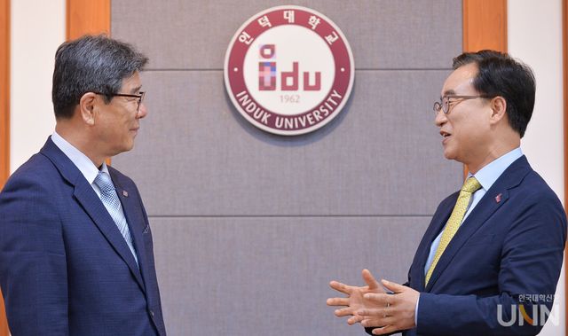 김광만 인덕대 총장(오른쪽)과 최용섭 본지 주필 겸 편집인이 총장 리더십에 대해 이야기를 나누고 있다. (사진=한명섭 기자)