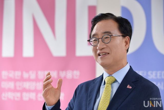 지난달 30일 김광만 인덕대 총장이 대학 브랜드로 ‘국제화’와 ‘디자인 콘텐츠’를 강화하겠다고 선언했다. 김광만 총장은 대학 브랜드 강화를 위해 두 개의 키워드를 중심으로 인덕대의 재도약을 이끌겠다는 포부를 전했다. (사진=한명섭 기자)