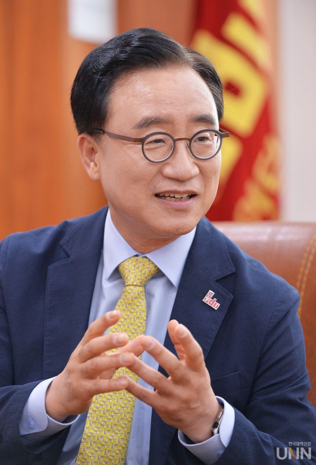 김광만 인덕대 총장이 취임 소회에 대해 전하고 있다. 김 총장은 자율성이 강한 대학 특징을 활용해&nbsp;인덕대를 ‘세계인이 오고 싶은 대학’으로 만들겠다고 설명했다. (사진=한명섭 기자)