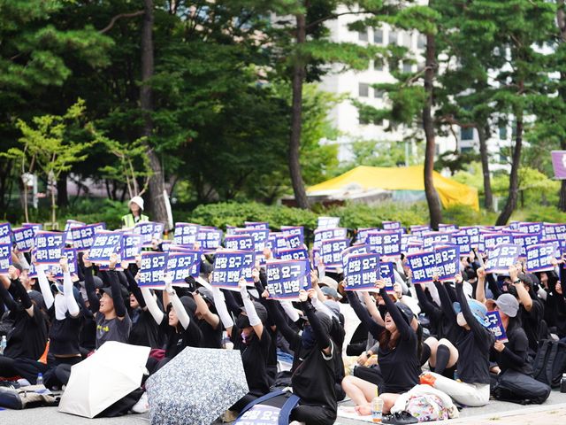 전국 교사들이 국회 앞에서 교권 회복과 보호를 위한 집회를 갖고 현장 요구를 즉각 반영해주길 요청하고 있다. (사진=임지연 기자)