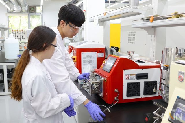 울산광역시가 이차전지 국가첨단전략산업 특화단지로 지정됨에 따라 울산대는 융합대학에 ‘이차전지 전공’을 신설해 내년 1학기부터 집중 교육한다. 화학공학부 학생들이 저탄소그린에너지실험실에서 니더(kneader, 반죽기)를 통해 이차전지 건식전극 제조를 위한 분말혼합공정 실험을 하고 있는 모습. (사진=울산대)