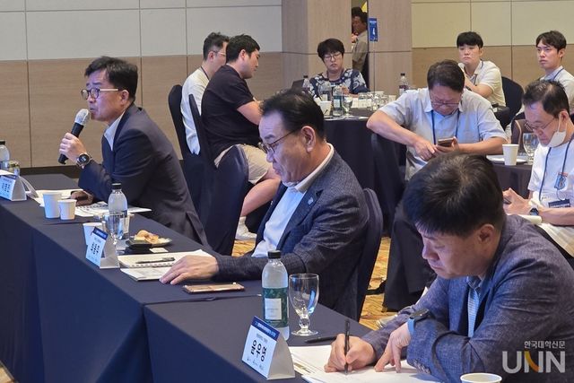 전문대학 마이스터대지원사업 산학연계 프로젝트 우수사례 경진대회에서 심사위원들이 발표자에게 질문하고 있다. (사진=김의진 기자)