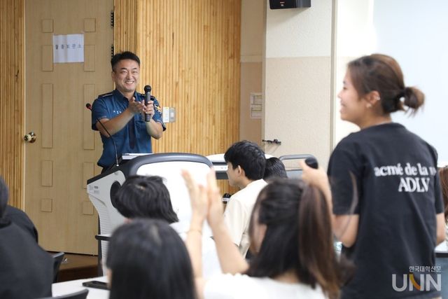 지난 26일 조선이공대 3호관 기봉홀에서 진행된 조선이공대와 광주동부경찰서의 한국법령 이해 특강에 참여한 외국인 유학생들이 유익한 시간을 보내고 있다. (사진=조선이공대)