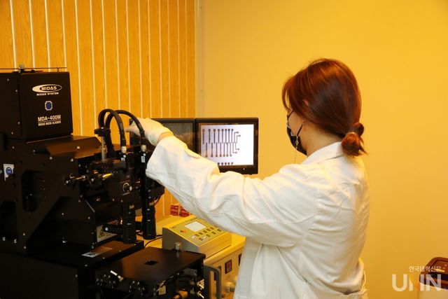 이공계 대학의 한 학생이 첨단 인프라를 활용해 실습을 하고 있는 모습. (사진=한국대학신문 DB)
