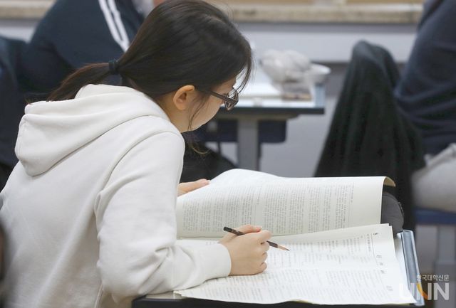 2025학년도 수능을 치르는 학생의 모습. (사진=한명섭 기자)