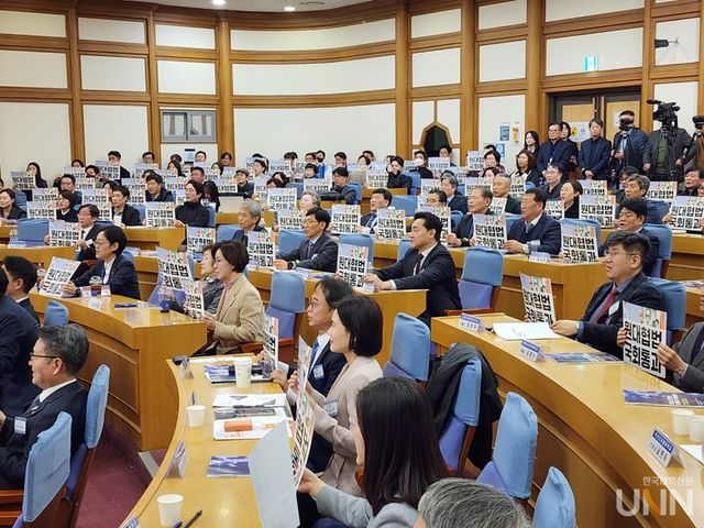 지난 11월 6일 서울 여의도 국회의원회관에서 열린 원대협 세미나에서 참석자들이 원대협법 통과를 염원하는 피켓 퍼포먼스를 하고 있다. (사진=한국대학신문 DB)