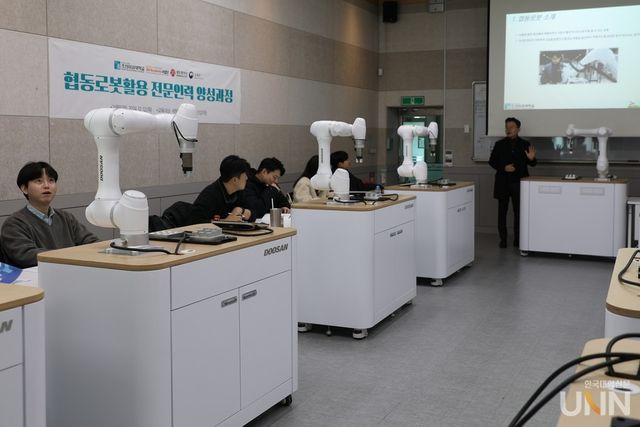 지난해 12월 12일&nbsp;조선이공대 자동화시스템과에서 재직자 대상 협동로봇활용 전문인력 양성과정을 실시했다. (사진=조선이공대)