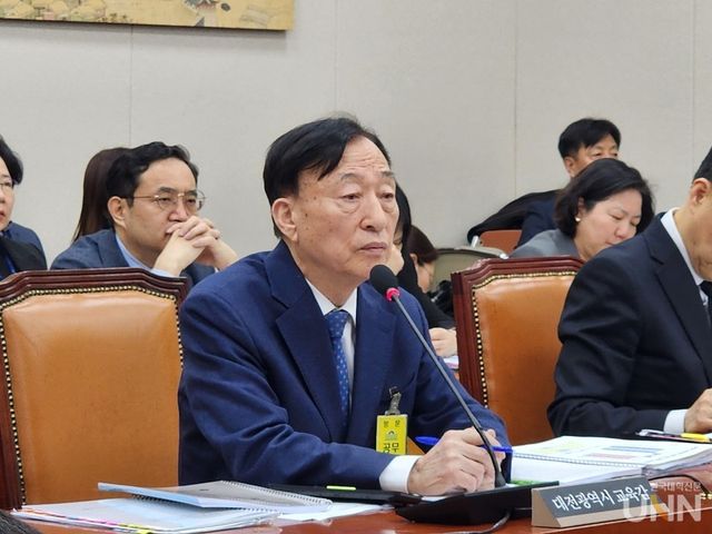 설동호 대전시교육감이 18일 열린 고(故) 김하늘 양 피살 사건 관련 긴급 현안 질의에서 답변하고 있다. (사진=백두산 기자)