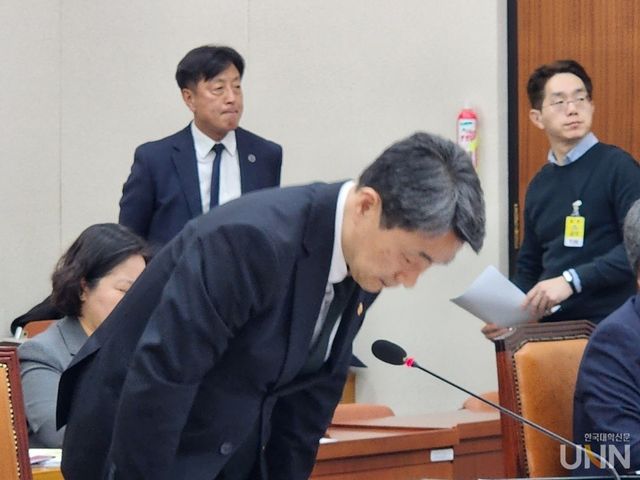 이주호 부총리 겸 교육부 장관이 18일 고(故) 김하늘 양 피살 사건 관련 긴급 현안 질의에서 국민들에게 사과하고 있다. (사진=백두산 기자)