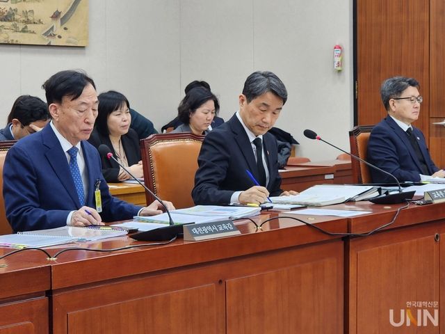 18일 국회 본관에서 개최된 고(故) 김하늘 양 피살 사건 관련 긴급 현안 질의에서 국회 교육위원회 위원들이 이주호 부총리 겸 교육부장관과 설동호 대전시교육감으로부터 관련 내용을 듣고 있다. (사진=백두산 기자)