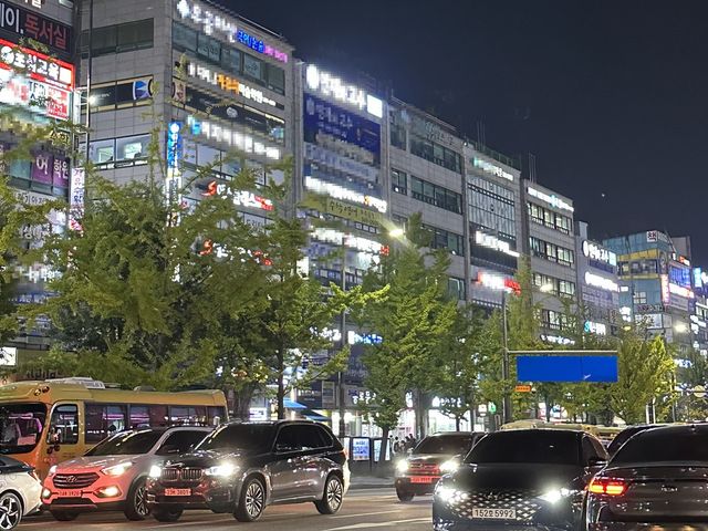 늦은 시간에도 환하게 불이 켜져 있는 학원가. (사진=임지연 기자)