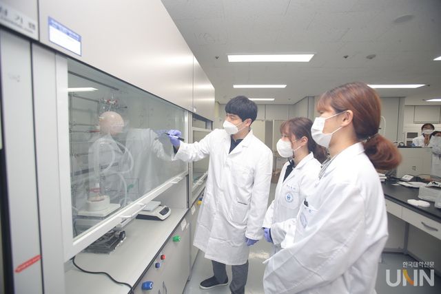 약학대학 연구 모습.