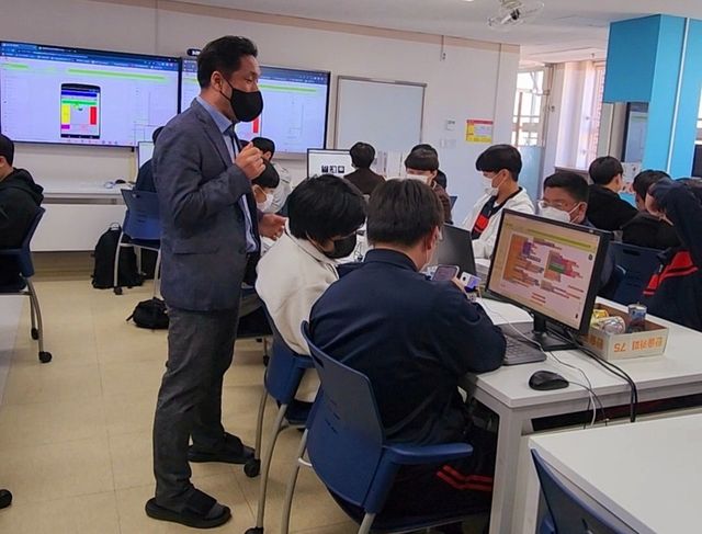 창원중 학생들이 인공지능 앱을 활용해 프로그램을 제작하는 에듀테크 수업에 참여하고 있다. (사진=창원중 제공)