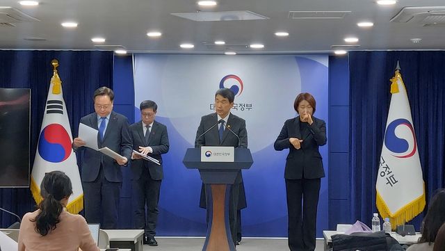 10일 정부서울청사에서 진행된 부총리-보건복지부장관 합동브리핑에서 이주호 부총리 겸 교육부장관이 기자의 질의에 답변하고 있다.(사진=임지연 기자)