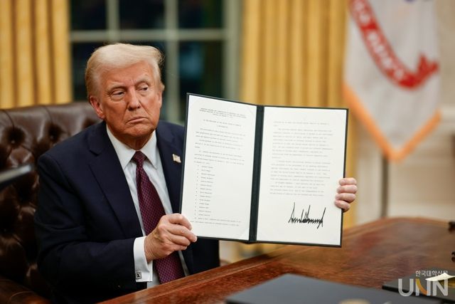 지난달 21일 트럼프 미국 대통령은 취임 첫날부터 수많은 행정명령에 서명을 했다. (사진=미국 백악관)
