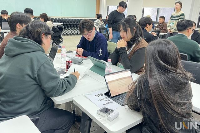 대학언론인들이 라운드 테이블에서 ‘대학언론과 학업 병행하는 법’에 대해 논의 중이다. (사진=윤채빈 기자)