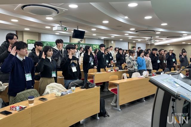 대학언론인들은 대학언론인으로서의 사명을 되새기는 선서문을 낭독하며 참여자들 간 연대를 다졌다. (사진=윤채빈 기자)