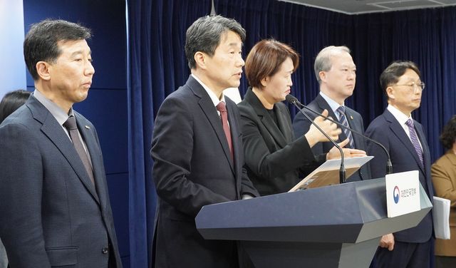 이주호 부총리 겸 교육부 장관이 7일 진행된 ‘학생 복귀 및 의대 교육 정상화 관련 발표’ 브리핑에서 3월까지 의대생 전원이 복귀한다는 조건으로 의대 총장‧학장들이 건의한 ‘2026학년도 의대 모집인원 3058명 동결’을 수용하기도 했다고 전하고 있다. (사진=한명섭 기자)