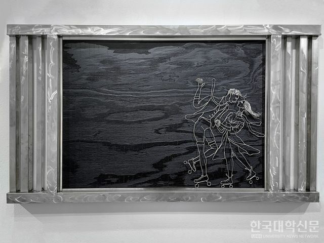 박기웅_연인 戀人 Lover (2024-S13). 68x119x4cm.stainless steel and wood. 2024.