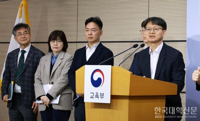 송근현 교육부 디지털교육기획관이 13일 ‘2024년 초‧중‧고 사교육비 조사’ 결과를 발표하고 있다. (사진=교육부)