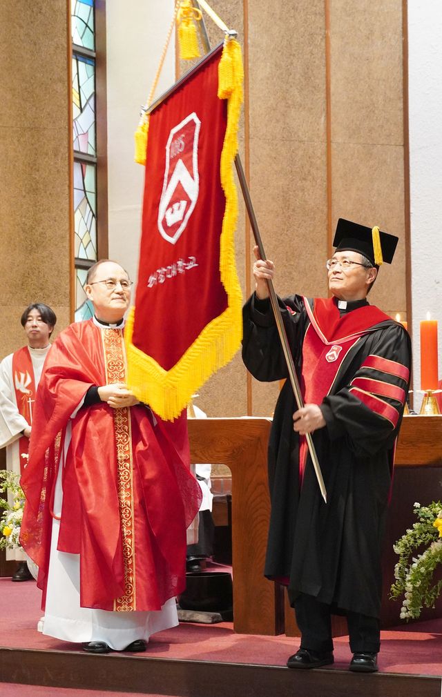 심종혁 총장이 교기를 인계받고 있다. (사진=한명섭 기자)