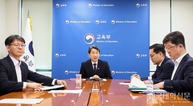 이주호 부총리 겸 교육부 장관이 14일 열린 시도교육감 간담회에서 사교육비와 관련해 얘기를 나누고 있다. (사진=교육부)