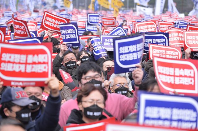 서울대 의대·서울대병원 교수들이 일부 의대생들의 복귀 움직임을 비난하고 있는 의대생·전공의들에게 “내가 알던 제자, 후배 맞냐”며 강도 높게 비판한 가운데, 사직 전공의 대표인 박단 대한의사협회 부회장이 “교수라 불릴 자격도 없는 분들의 위선 실토이자 자백”이라고 반박하며 첨예한 대립을 이어가고 있다.&nbsp;(사진=한국대학신문 DB)&nbsp;