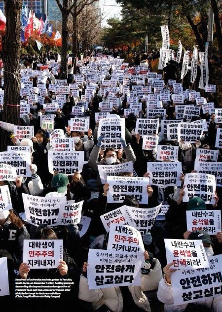 ‘민주주의 보고서 2025’에 실린 사진으로, 지난해 12월 여의도에서 열린 윤석열 대통령 탄핵 촉구 시위 현장이다. (사진=V-Dem 연구소)