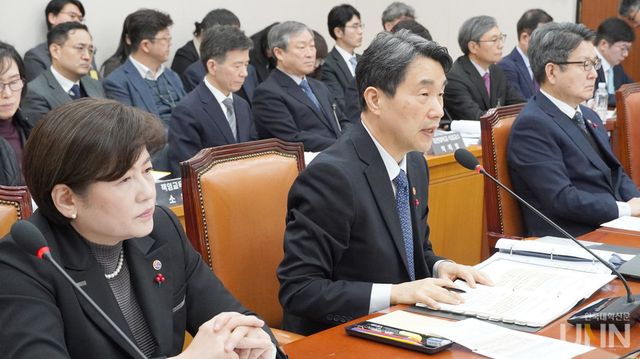 1월 17일 열린 AI 디지털교과서 검증 청문회에서 이주호 부총리 겸 교육부장관이 발언하고 있다. (사진=한국대학신문 DB)