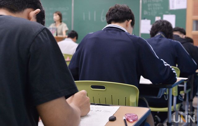 2025학년도 수능 9월 모평을 풀고 있는 학생들. (사진=한명섭 기자)