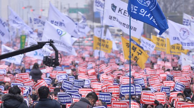 복귀 시한이 지난 의대들의 미등록 학생에 대한 제적 통보를 이어가고 있는 가운데, 연세대와 서울대 의대에서 등록 후 투쟁을 이어가기로 결정하자 나머지 38개 대학 의대생들이 해당 결정을 비판함과 동시에 ‘미등록 휴학’ 투쟁을 이어갈 것이라는 입장을 냈다. 이에 서울시의사회도 “의사면허를 걸고 의대생 보호에 최선을 다할 것”이라며 대규모 유급·제적 사태가 발생할 경우에 대한 총력 대응을 예고했다. (사진=한국대학신문DB)