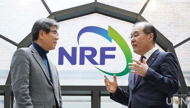 최용섭 본지 주필 겸 편집인(왼쪽)과 홍원화 이사장이 R&D 시스템 혁신 방향에 대해 얘기하고 있다. (사진=한명섭 기자)