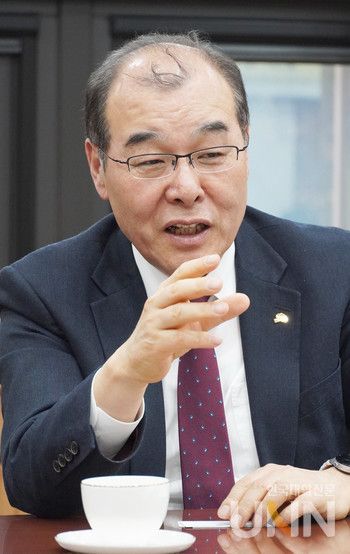 홍 이사장은 연구재단이 ‘정책신문고’ 역할을 수행해 연구자와 대학의 어려움을 정책에 적극 반영할 수 있도록 해야 한다고 강조했다. (사진=한명섭 기자)