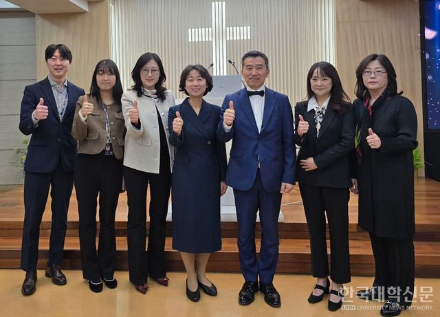 31일 삼육보건대 소강당에서 열린 ‘개교 89주년 기념 감사예배’에 참석한 박주희 삼육보건대 총장(오른쪽에서 세번째) 등 주요 보직자들이 기념사진을 촬영하고 있다. (사진=임연서 기자)