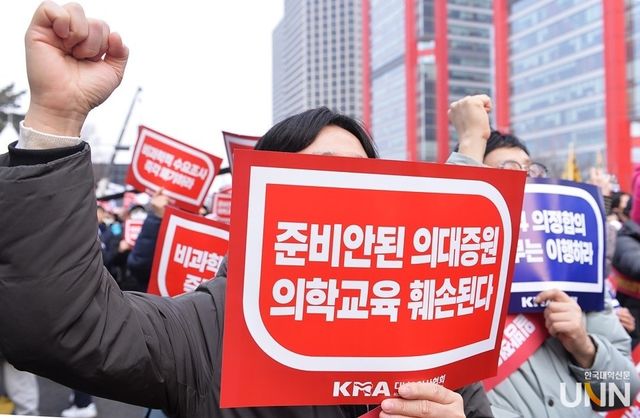 의대 정원 확대 문제를 종식시키려면 처음부터 대학이 협의체에 참여, 의대 정원 확대 문제를 의료개혁뿐 아니라 의대 교육 차원에서 함께 풀어야 할 필요성이 강하게 제기되고 있다. (사진=한국대학신문 DB)