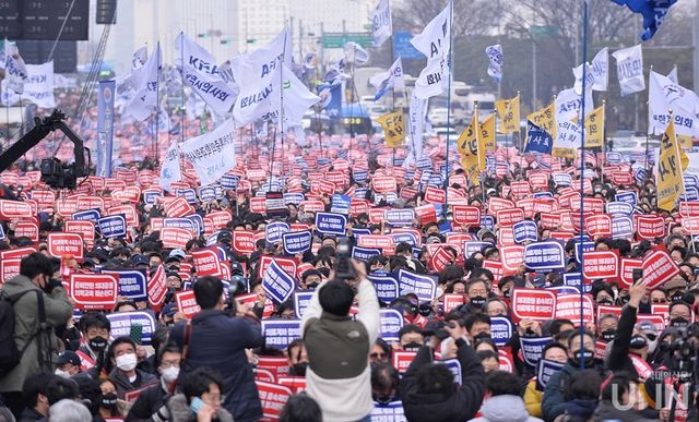 의대 증원을 둘러싼 정부와 의료계 간 강대강 대치가 이어지고 있다. (사진=한국대학신문 DB)&nbsp;