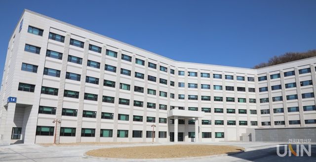 250여억 원을 들여 최근 리모델링한 공과대학(신관) 전경 모습.