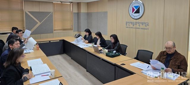 6일 용인예술과학대 본관 2층 소회의실에서 경기도 지역혁신 중심 대학지원체계(RISE, 라이즈) 사업 과제 중 ‘평생직업교육 거점형(유형3)’에 컨소시엄을 구성해 참여하는 경기 동남부 전문대학 6개교 라이즈 실무 담당자들이 모여 회의를 진행했다. (사진=임연서 기자)