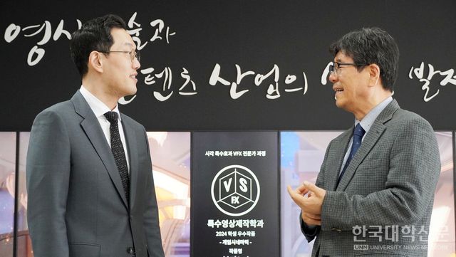 유주현 총장(왼쪽)과 최용섭 본지 주필 겸 편집인이 총장 리더십에 대해 의견을 나누고 있다. (사진=한명섭 기자)