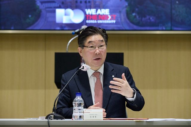 김동원 고려대 총장이 14일 교내 SK미래관 최종현홀에서 열린 개교 120주년 및 취임 2주년 총장 초청 기자간담회에서 모두 발언을 하고 있다. (사진=고려대)