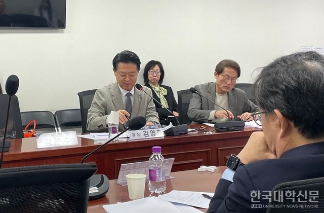 김영호 국회 교육위원장과 조희연 전 서울시 교육감이 토론을 진행하고 있다. (사진=김소현 기자)