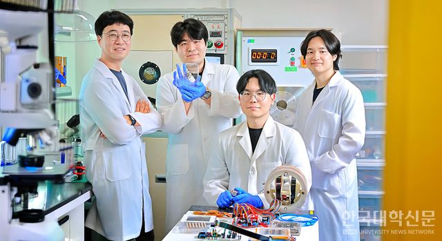 경희대 신소재공학과 박윤석 교수 연구팀이 어떠한 환경에서도 생체에 삽입된 바이오 전자기기에 에너지를 전달할 수 있는 차세대 전력 공급 기술을 개발했다.