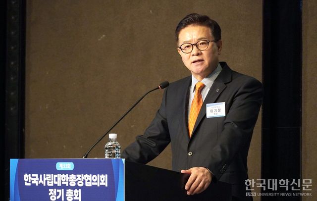 이기정 한양대 총장이 25일 열린 사총협 정기총회에서 한양대의 교육 혁신 전략에 대해 설명하고 있다. 이 총장은 외국인 유학생을 단순 유치에서 그치지 않고, 졸업 이후 취업과 정주로 이어지는 전략을 세워야 한다고 강조했다. (사진=한명섭 기자)