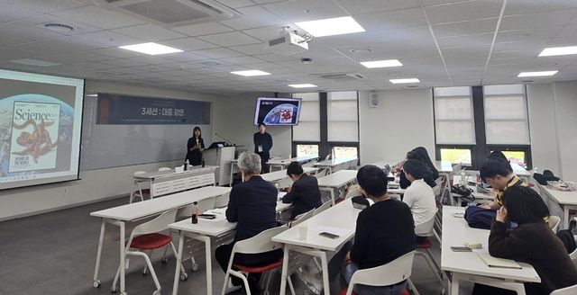 2025년 인문사회 연구성과발표회 인문축제 3세션 대중강연에서&nbsp;성한아 한국과학기술원 인류세연구센터 연구원이 ‘지구와 인간의 얽힘, 인류세’를 주제로 발표하고 있다. (사진=김준환 기자)