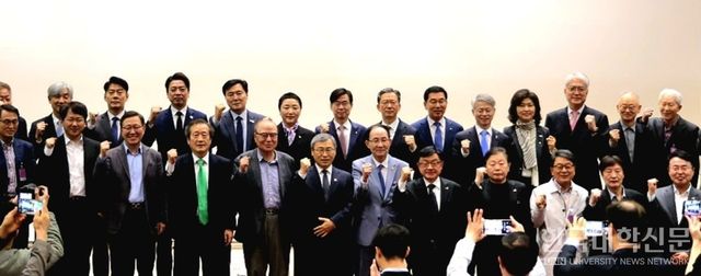 앞줄 왼쪽 넷째부터 김재홍 전 서울디지털대 총장(17대 국회의원), 한종범 80년해직언론인협 상임대표, 정근식 서울시교육감.&nbsp;뒷줄 오른쪽부터 신홍범 전 조선투위 위원장, 이부영 동아투위 위원장, 임지봉 서강대 교수, 강경숙-민형배-신정훈-정성호-조경태-전진숙 의원. (사진=5.18공로자회 서울시지부)