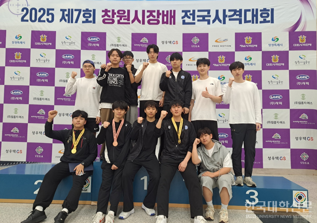 청주대 사격부가 최근 경남 창원국제사격장에서 열린 전국 사격대회에서 금메달 등을 획득한 뒤 기념사진을 촬영하고 있다.