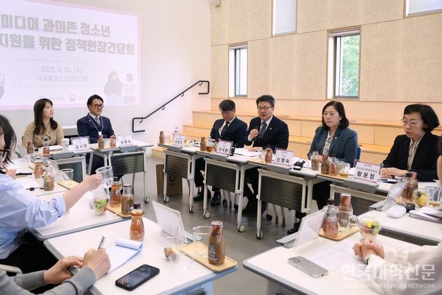 30일 오석환 교육부 차관과 신영숙 여성가족부 차관이&nbsp;가재울청소년센터(서울)에 방문해 정책현장간담회를 진행하고 있다. (사진=교육부 제공)