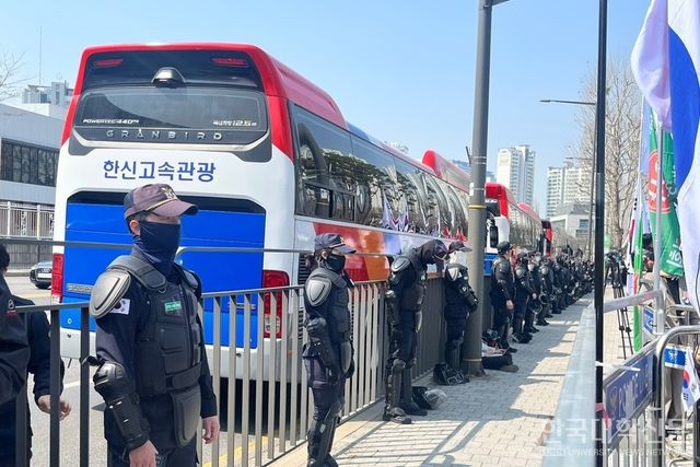 파면 결정 직후에는 보호 장비를 착용한 경찰 50여 명이 현장에 추가 배치됐다. (사진=윤채빈 기자)