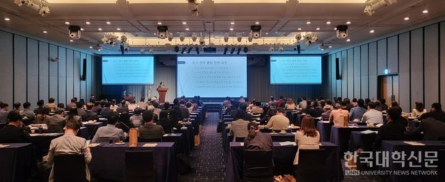 김병규 한국전문대학교육협의회 사무총장이 이날 주제 발표에서&nbsp;‘2025 전문대학 정책 아젠다’ 중요성을 설명하고 있다. (사진=주지영 기자)