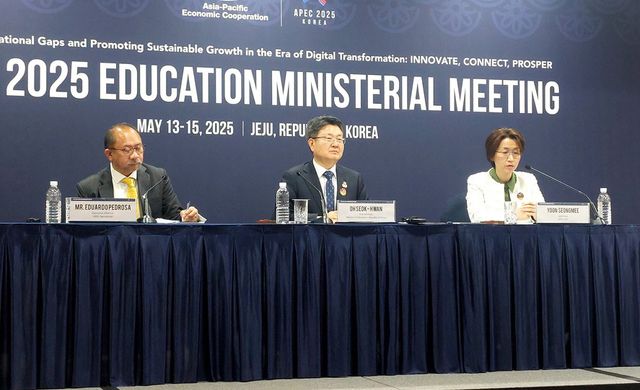 오석환 교육부 차관(가운데)가 14일 제주국제컨벤션센터에서 제7차 APEC 교육장관회의 총회를 마치고 공동성명을 발표하고 있다. (사진=임지연 기자)